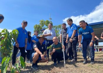 ARMIZAN Mohd. Ali (duduk-kanan) menyempurnakan simbolik menanam pokok di Bukit Bendera Papar, Sabah, semalam.