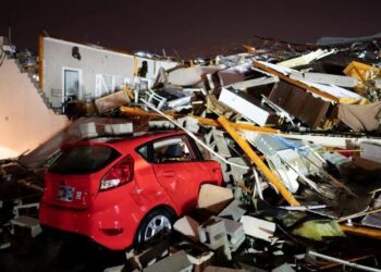 KERETA tertimbus di bawah runtuhan rumah akibat puting beliung di Hendersonville di Tennessee. - REUTERS