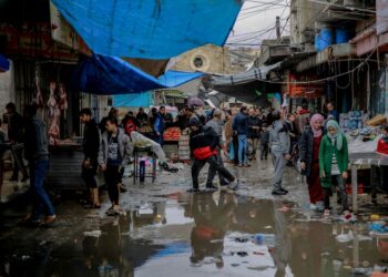 PENDUDUK Palestin membeli barang keperluan di kawasan pasar Al-Zawiya yang daif di Gaza City.-AFP 