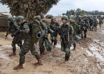 PASUKAN tentera Israel bersedia masuk ke Semenanjung Gaza bagi melakukan operasi ketenteraan. - AFP