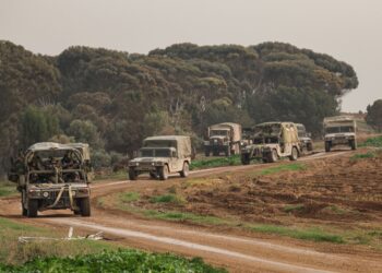 KENDERAAN tentera rejim zionis bergerak berhampiran sempadan dengan Semenanjung Gaza di selatan Israel di tengah-tengah konflik dengan Hamas. - AFP