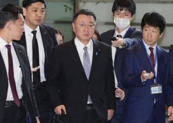 HIROKAZU Matsuno dikelilingi wartawan sebaik tiba di pejabat Perdana Perdana Menteri di Tokyo.-AGENSI