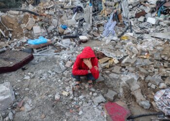 Penduduk Palestin kini semakin kritikal sehingga terpaksa masak daun dan rumput untuk isi perut.