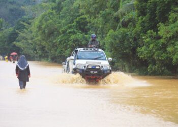 ANTARA kawasan yang dinaiki air di Kuala Krai, Kelantan. - UTUSAN/KAMARUL BISMI KAMARUZAMAN