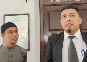 AZMAN Syah Alias dan Mohamad Zahid Ahmad (kanan) semasa ditemui pemberita di Mahkamah Sesyen Seremban, Negeri Sembilan, semalam. -UTUSAN/NOR AINNA HAMZAH