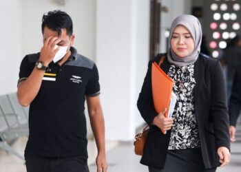 MOHD. Ridzuan Jusoh (kiri) didakwa atas pertuduhan gagal mengemukakan penyata Cukai Jualan dan Perkhidmatan (SST-02) di Mahkamah Sesyen Kota Bharu, Kelantan. UTUSAN/ROSMIZAN RESDI