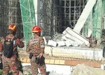 KEJADIAN runtuhan tapak pembinaan sebuah gudang logistik di Batu Maung, Bayan Lepas, Pulau Pinang, baru-baru ini. – UTUSAN/IQBAL HAMDAN