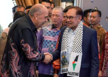 PERDANA Menteri, Datuk Seri Anwar Ibrahim bersalaman dengan Duta Palestin ke Malaysia, Walid Abu
Ali dalam Majlis Penyampaian Sumbangan Akaun Amanah Kemanusiaan Rakyat Palestin di Kompleks
Seri Perdana pada Oktober lalu. – UTUSAN/FAISOL MUSTAFA