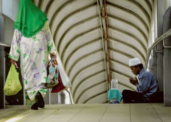 TERDAPAT juga kegiatan mengemis dan memperalatkan agama Islam untuk mencari wang secara mudah yang dilakukan oleh 
pendatang asing.