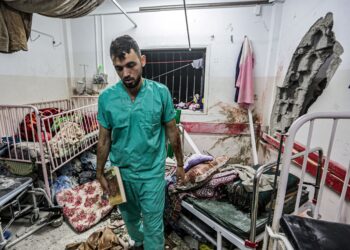 SEORANG petugas perubatan memeriksa keadaan bilik yang musnah selepas tentera Zionis mengebom Hospital Nasser di Khan Yunis, selatan Semenanjung Gaza. - AFP