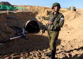 JURUCAKAP tentera Israel, Daniel Hagari menunjukkan pintu masuk yang didakwanya sebagai terowong Hamas di Erez, Palestin. - AFP