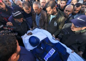 ORANG ramai menangisi pemergian jurukamera Al Jazeera, samer Abu Daqa yang terbunuh dalam pengeboman tentera Zionis, semasa pengebumiannya di Khan Yunis, selatan Gaza. - AFP