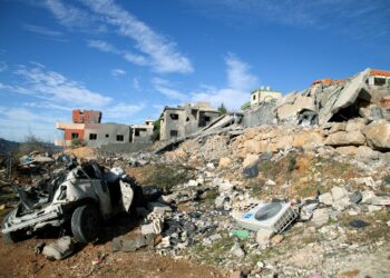 SEJUMLAH kediaman musnah akibat dibedil bom tentera Zionis di Kfar Kila, selatan Lubnan. - AFP