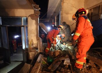 PASUKAN penyelamat sedang mencari mangsa yang terperangkap dalam runtuhan bangunan di kampung Kangdiao, Dahejia, wilayah Gansu di barat laut China. - AFP