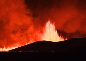 ALIRAN lahar dilihat pada rekahan di semenanjung Reykjanes, berhampiran utara Grindavik, barat Iceland. - AFP