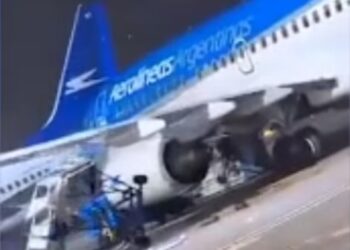 PESAWAT Boeing 737-700 Aerolineas Argentinas `diterbangkan' angin kencang lalu merempuh tangga digunakan penumpang untuk menaiki kapal terbang. - AGENSI