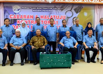 AHMAD FAIZ Zulkifly (duduk, tiga dari kanan) bersama barisan kepimpinan Persatuan Kontraktor Kelas F (PKKF) Pahang pada majlis penerangan cabaran dan hala tuju kontraktor G1 di Kuantan, Pahang. - UTUSAN/SHAIKH AHMAD RAZIF