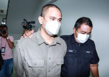 MOHAMAD Safiq Rosli dibawa ke Mahkamah Majistret Shah Alam dengan diiringi polis di Shah Alam, Selangor, semalam.