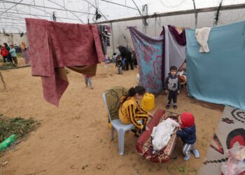 PENDUDUK Palestin yang kehilangan tempat tinggal akibat pengeboman di Khan Yunis berlindung di khemah pertanian Rafah di selatan Semenanjung Gaza.-AFP