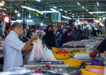 ORANG ramai mendapatkan barangan keperluan di Pasar Chow Kit,  Kuala Lumpur.  – GAMBAR HIASAN/AMIR KHALID