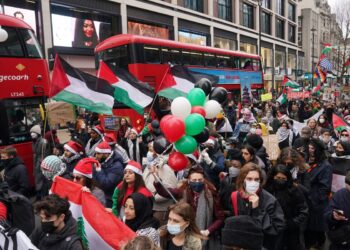 PENUNJUK perasaan pro-Palestin berarak di sepanjang Oxford Street di London.-AGENSI