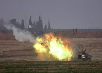 ARTILERI howitzer tentera Zionis melepaskan tembakan dari kedudukan di selatan Israel, berhampiran Semenanjung Gaza. - AFP 