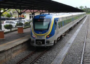 Perkhidmatan tren ETS dan komuter terjejas akibat kren tumbang atas langsan.