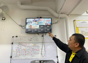 Penyelia Badan Pengurusan Bersama (JMB) Apartment Idaman, Nor Haizam Hidir menunjukan CCTV yang ada di kawasan sekitar Apartment Idaman, Damansara Damai.