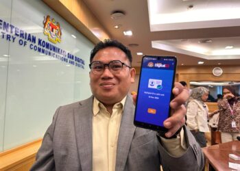 SAAT Shukri Embong menunjukkan penggunaan MyDigital ID di Kementerian Komunikasi dan Digital, Putrajaya. - UTUSAN/MAISARAH SHEIKH RAHIM