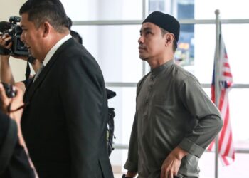 AZMAN Syah Alias ketika hadir bersama peguamnya di Mahkamah Sesyen Klang, Selangor, hari ini. - UTUSAN/AFIQ RAZALI