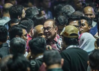 ANWAR Ibrahim ketika tiba bagi menyempurnakan Majlis Penutup Program Sambutan Setahun bersama Kerajaan Malaysia Madani di pekarangan Stadium Nasional Bukit Jalil hari ini. - UTUSAN/MUHAMAD IQBAL ROSLI