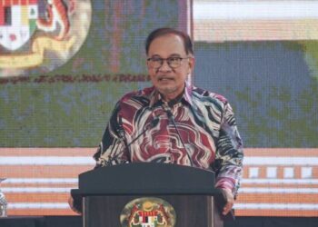 ANWAR Ibrahim dalam sesi dialog Malaysia Madani bersama Perdana Menteri di Stadium Nasional Bukit Jalil, hari ini. - UTUSAN/MUHAMAD IQBAL ROSLI