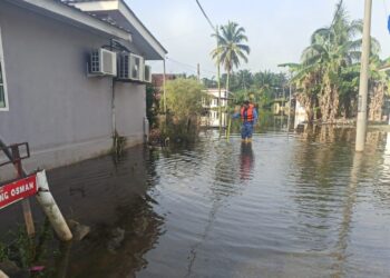 KEADAAN banjir di Kampung Changkat Jong di Teluk Intan. - UTUSAN/APM HILIR PERAK