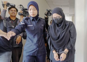 NUR Sari Fardiana Mohd. Amran tiba di Mahkamah Sesyen Petaling Jaya semalam bagi menghadapi pertuduhan mengabai anak perempuannya dalam kereta. – UTUSAN/SHIDDIEQIIN ZON