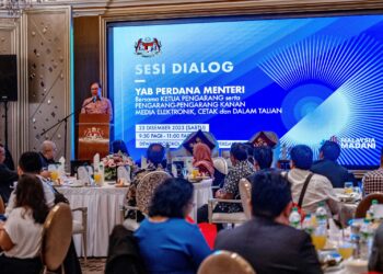 ANWAR Ibrahim berucap dalam  pertemuan bersama ketua pengarang dan pengarang-pengarang kanan media cetak, elektonik dan digital di Putrajaya semalam. – PEJABAT PERDANA MENTER