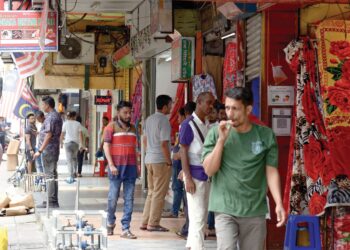 Suasana aktiviti harian yang berjalan seperti biasa ketika tinjauan Utusan Malaysia di Jalan Silang, Kuala Lumpur semalam. – UTUSAN/SYAKIR RADIN