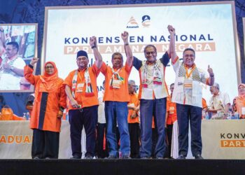 MOHAMAD Sabu bersama lima pemimpin tertinggi Amanah untuk sesi 2023-2026 di Klang, baru-baru ini. – UTUSAN/AMIR KHALID