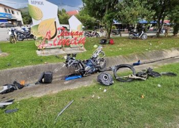 KEADAAN motosikal mangsa kemalangan maut di Kilometer 63, Jalan Ipoh-Gerik dekat Liman Kati, Kuala Kangsar semalam. - UTUSAN