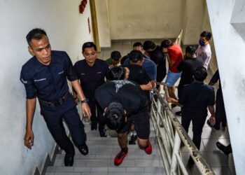 SEKUMPULAN lelaki yang terbabit dalam pergaduhan di luar Stadium Majlis Bandaraya Petaling Jaya (MBPJ) sebelum aksi Liga Super antara Selangor FC dan Perak pada sabtu lalu diiringi anggota polis untuk didakwa di mahkamah majistret di sini, hari ini. -UTUSAN/MUHAMAD IQBAL ROSLI