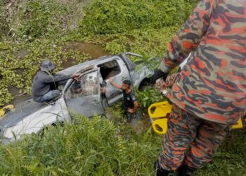 KENDERAAN pacuan empat roda yang terjatuh ke dalam tali air menyebabkan dua maut di Kampung Pulau Pisang, Bota Kiri di Parit hari ini. -UTUSAN/IHSAN JBPM