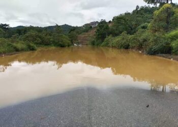 JALAN Lojing-Gua Musang, Kelantan ditutup semula kepada semua kenderaan selepas ditenggelami banjir hari ini-IHSAN JKR