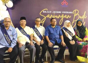 HUZAIFAH ABD NASIR (tiga dari kanan) bersama kakitangan Felcra Berhad Pahang yang bersara di Majlis Jasamu Dikenang, Sanjungan Budi Lambaian Kasih di Banquet Hotel Cathayana, Kuantan baru-baru ini. – UTUSAN/HARIS FADILAH AHMAD