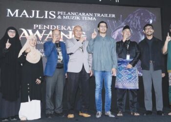 PARA pelakon filem Pendekar Awang: Darah Indera Gajah semasa majlis sidang media pelancaran trailer rasmi di Malakat Mall, Cyberjaya.