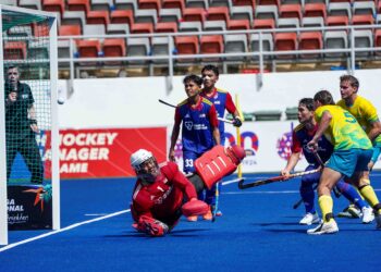 Muhammad Danish Afnan gagal menangkis jaringan pemain Australia, Lambeth Jake (kanan) dalam saingan Kumpulan A Piala Dunia Hoki Remaja  2023 di Stadium Hoki Nasional Bukit Jalil, semalam. Malaysia tewas 5-2 dan akan meneruskan perjuangan memburu tempat kesembilan. – UTUSAN/MUHAMAD IQBAL ROSLI