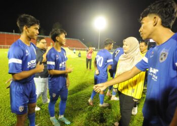 FADHLINA SIDEK diperkenalkan kepada para pemain pasukan SMK Taman Desa (Akademi JDT U17) pada perlawanan akhir merebut Piala KPM-FAM di Stadium Pasir Gudang, Johor Bahru.