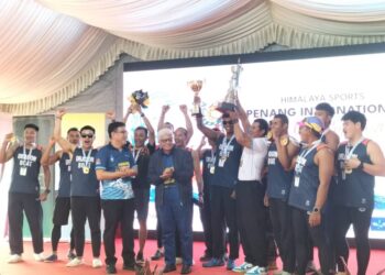 AHMAD FUZI Abdul Razak (tengah) bersama para pemenang Regatta Perahu Naga Antarabangsa Pulau Pinang (PIDBR) 2023, di Empangan Teluk Bahang, Pulau Pinang, semalam.