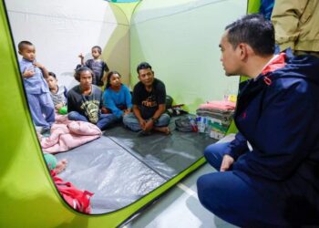 ONN HAFIZ GHAZI menyantuni mangsa banjir di pusat pemindahan sementara (PPS) di Dewan Muafakat Kampung Cahaya Baru dan Sekolah Kebangsaan (SK) Bukit Mutiara, Pasir Gudang, Johor Bahru, baru-baru ini.