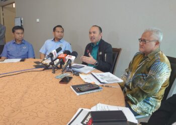 MOHD. JAFNI MD. SHUKOR (dua dari kanan) mengadakan sidang akhbar selepas mempengerusikan Mesyuarat Pasukan Khas Mengatasi Banjir Kilat di Menara MBJB, Johor Bahru.