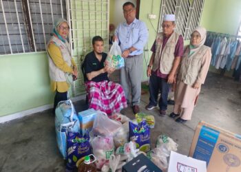 MAS IMRAN ADAM menyampaikan sumbangan kepada Mohd. Ridzuan di Kampung Plentong Baru, Masai, Johor Bahru.