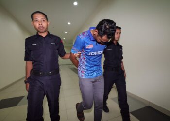 MOHD. FAIRUZ MD. NOR dihadapkan ke Mahkamah Majistret Muar atas 10 pertuduhan memiliki harta curi berjumlah RM515,523.80.